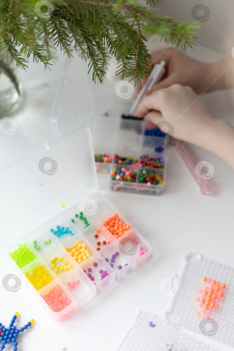 Скачать Детские ручки ставят аквабусины на доску и устанавливают фотосток Ozero