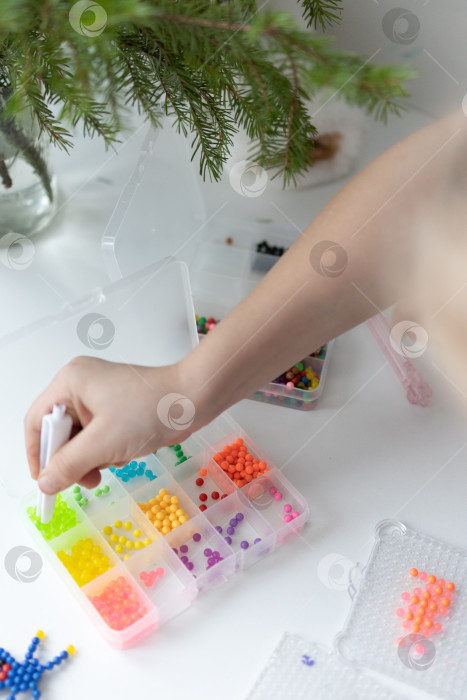 Скачать Детские ручки ставят аквабусины на доску и устанавливают фотосток Ozero