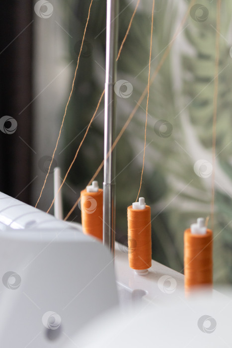 Скачать оранжевые нитки на швейной машине. Наматывание ниток на шпульку фотосток Ozero