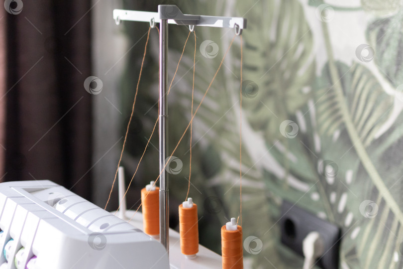 Скачать оранжевые нитки на швейной машине. Наматывание ниток на шпульку фотосток Ozero