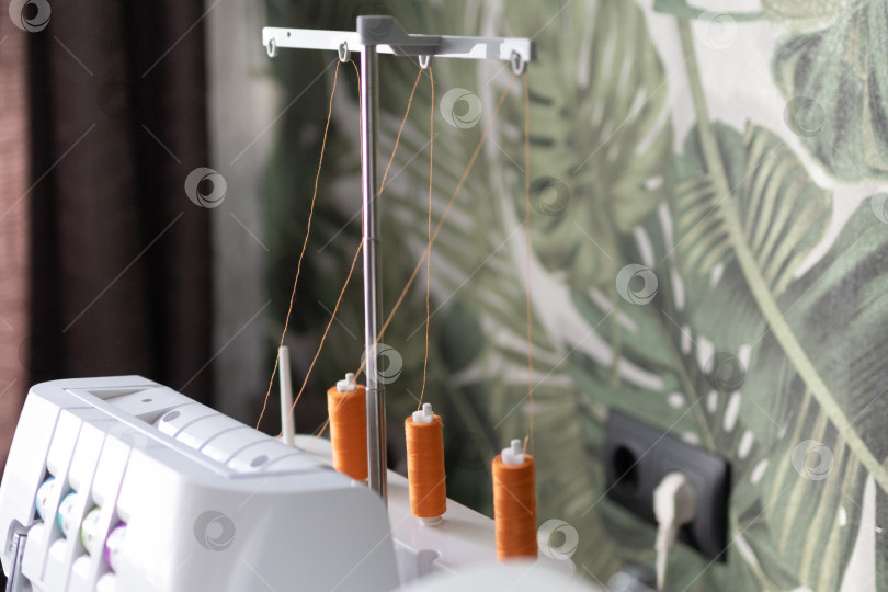 Скачать оранжевые нитки на швейной машине. Наматывание ниток на шпульку фотосток Ozero