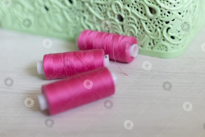 Скачать Ровно уложите. Три мотка розовых ниток фотосток Ozero