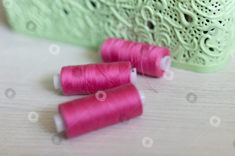 Скачать Ровно уложите. Три мотка розовых ниток фотосток Ozero
