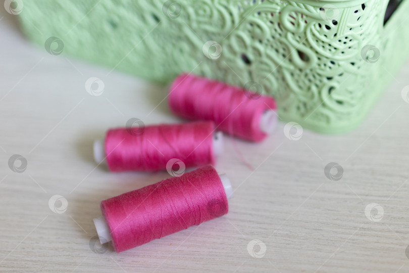 Скачать Ровно уложите. Три мотка розовых ниток фотосток Ozero