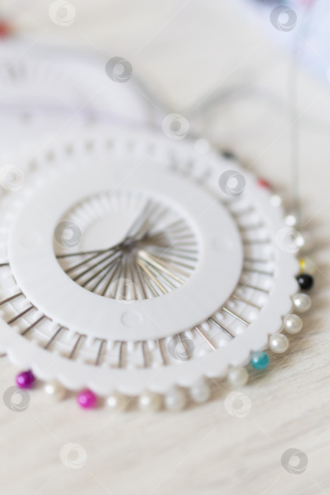 Скачать Закрепляющие булавки на ткани. белый фон фотосток Ozero