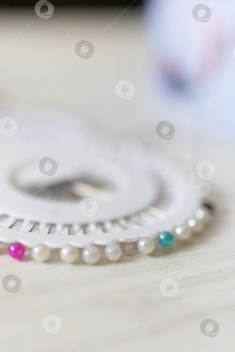 Скачать Закрепляющие булавки на ткани. белый фон фотосток Ozero