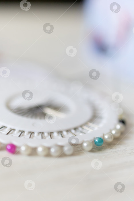 Скачать Закрепляющие булавки на ткани. белый фон фотосток Ozero