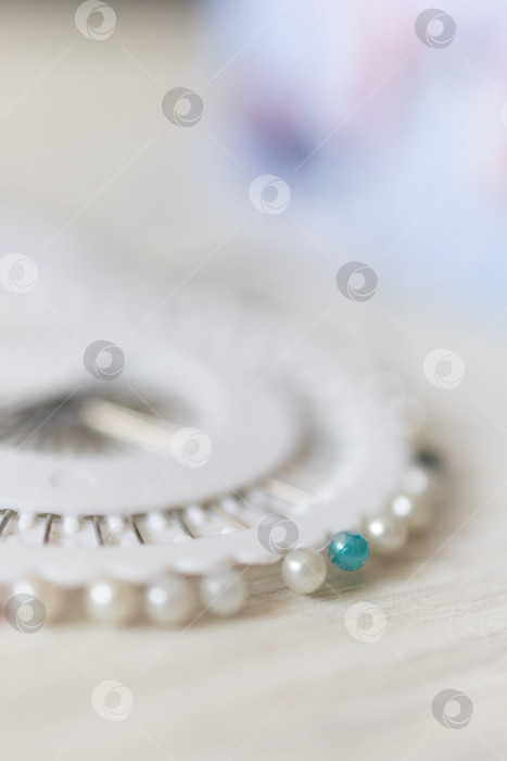 Скачать Закрепляющие булавки на ткани. белый фон фотосток Ozero