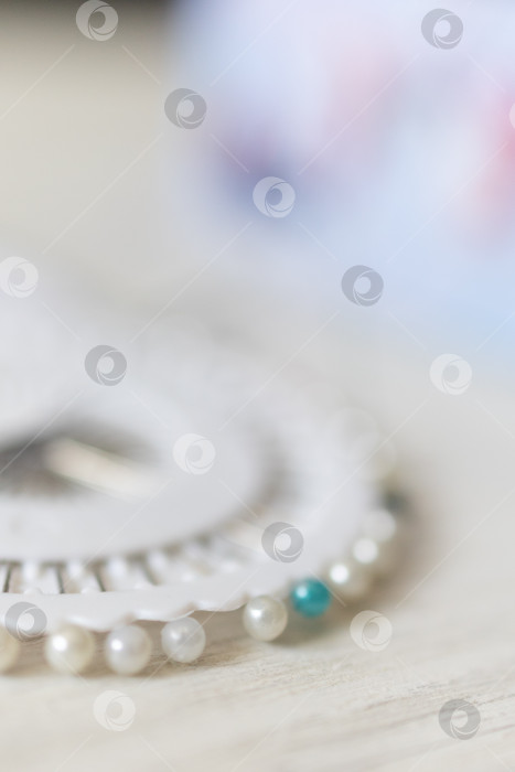 Скачать Закрепляющие булавки на ткани. белый фон фотосток Ozero