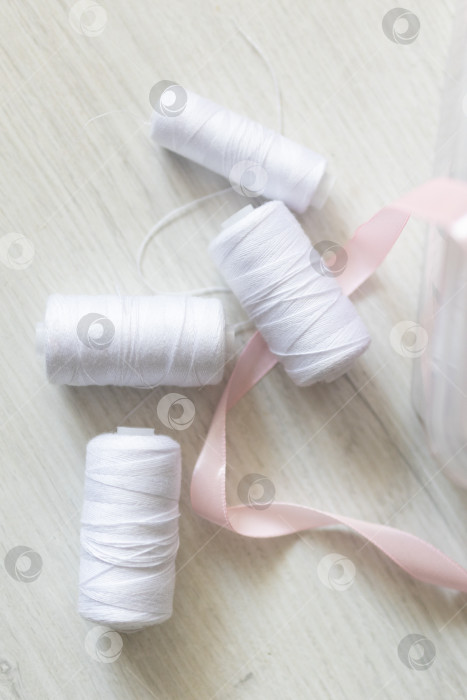 Скачать Белые швейные нитки. белый фон фотосток Ozero