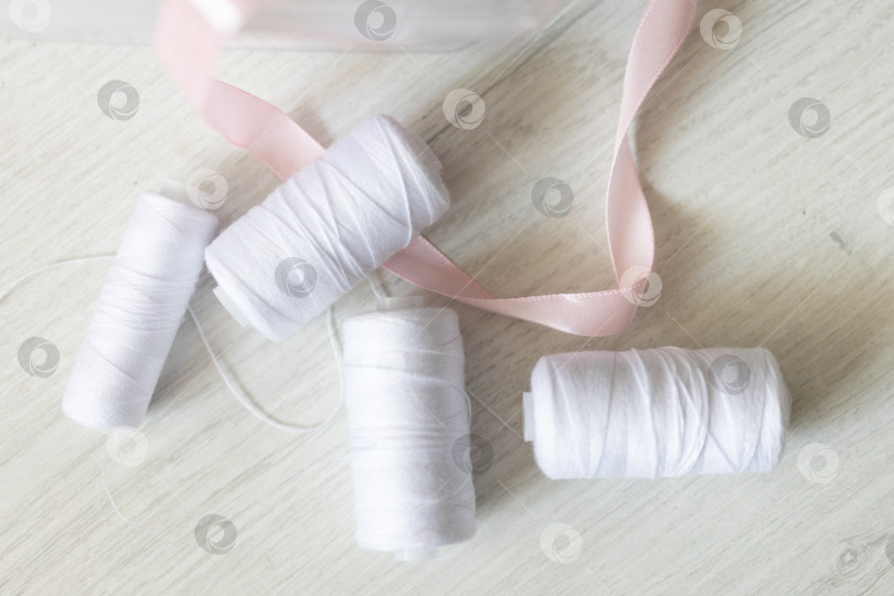 Скачать Белые швейные нитки. белый фон фотосток Ozero