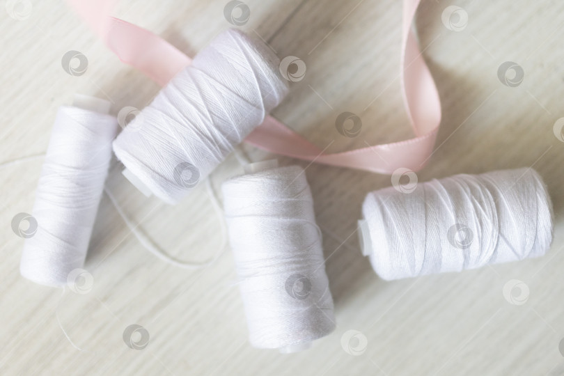 Скачать Белые швейные нитки. белый фон фотосток Ozero