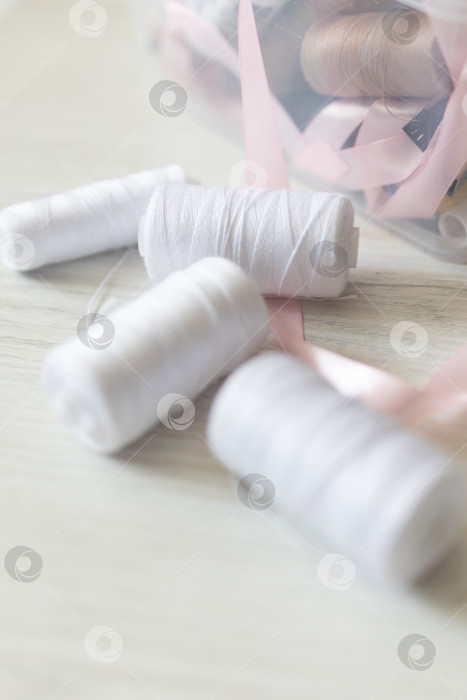 Скачать Белые швейные нитки. белый фон фотосток Ozero