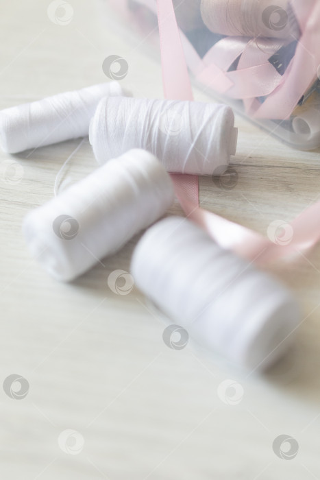 Скачать Белые швейные нитки. белый фон фотосток Ozero