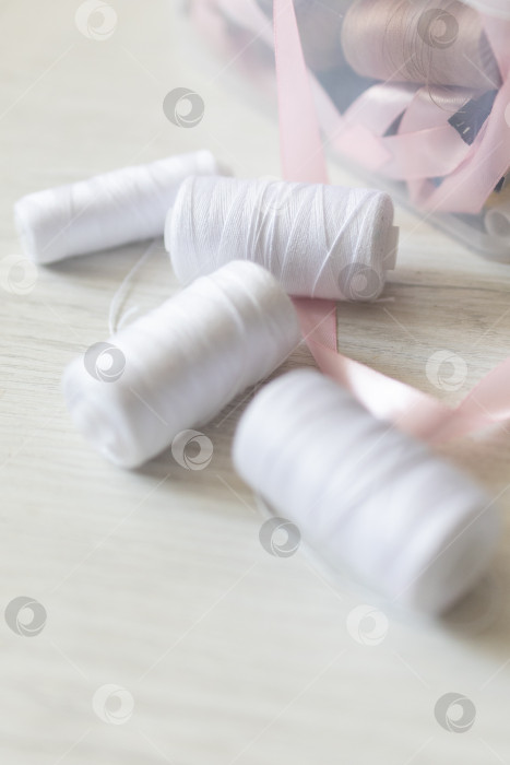 Скачать Белые швейные нитки. белый фон фотосток Ozero