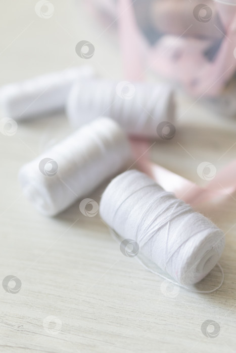 Скачать Белые швейные нитки. белый фон фотосток Ozero