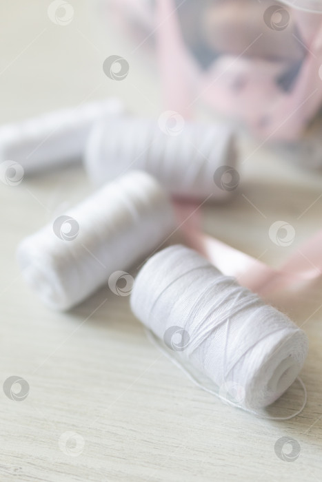 Скачать Белые швейные нитки. белый фон фотосток Ozero