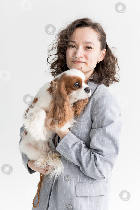 Скачать женщина держит на руках кинг Чарльз спаниеля фотосток Ozero