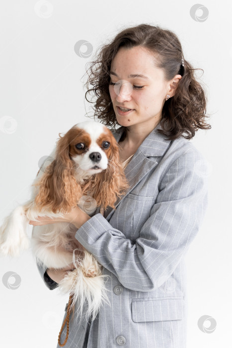 Скачать женщина держит на руках кинг Чарльз спаниеля фотосток Ozero