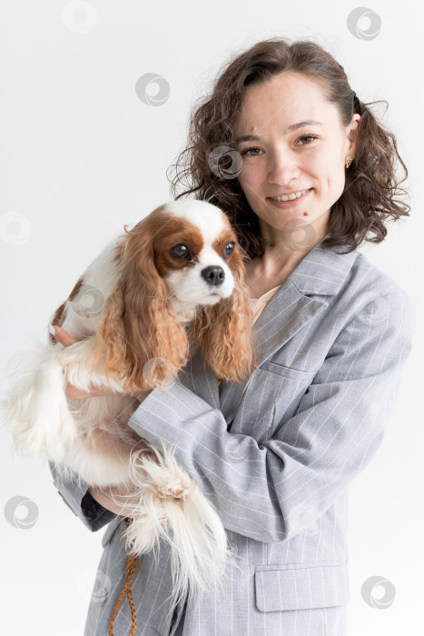 Скачать женщина держит на руках кинг Чарльз спаниеля фотосток Ozero