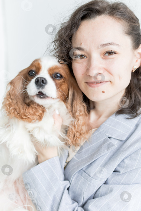 Скачать женщина держит на руках кинг Чарльз спаниеля фотосток Ozero