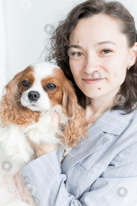 Скачать женщина держит на руках кинг Чарльз спаниеля фотосток Ozero