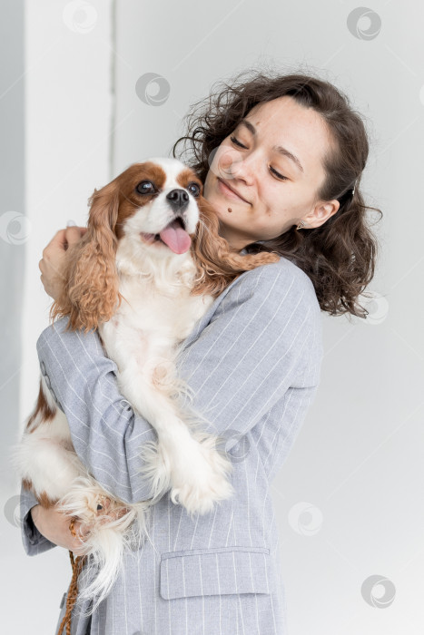 Скачать женщина держит на руках кинг Чарльз спаниеля фотосток Ozero