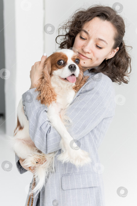 Скачать женщина держит на руках кинг Чарльз спаниеля фотосток Ozero