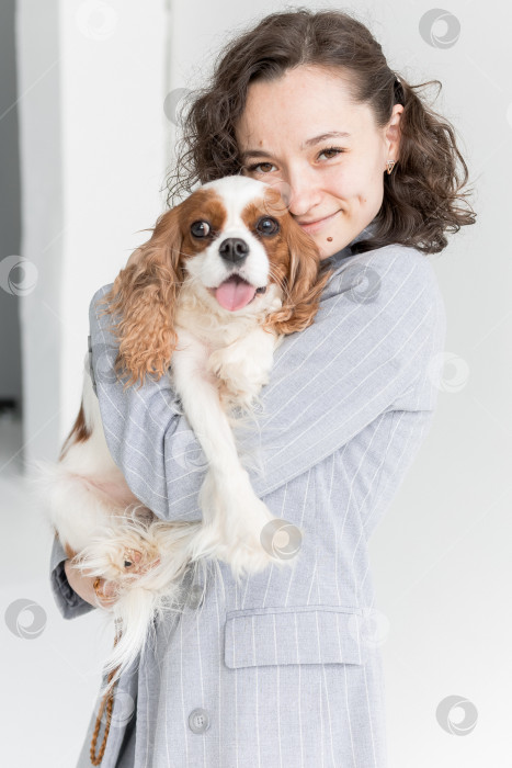 Скачать женщина держит на руках кинг Чарльз спаниеля фотосток Ozero