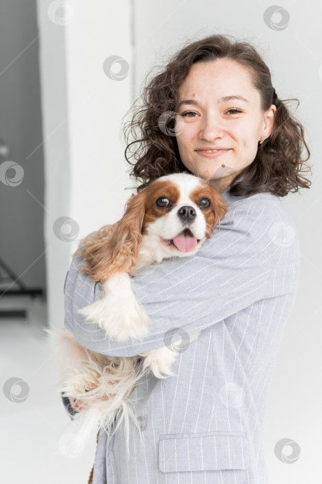 Скачать женщина держит на руках кинг Чарльз спаниеля фотосток Ozero