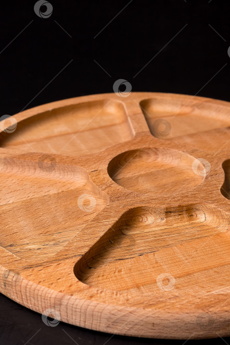 Скачать Пустая круглая минажница из дерева на черном фоне фотосток Ozero