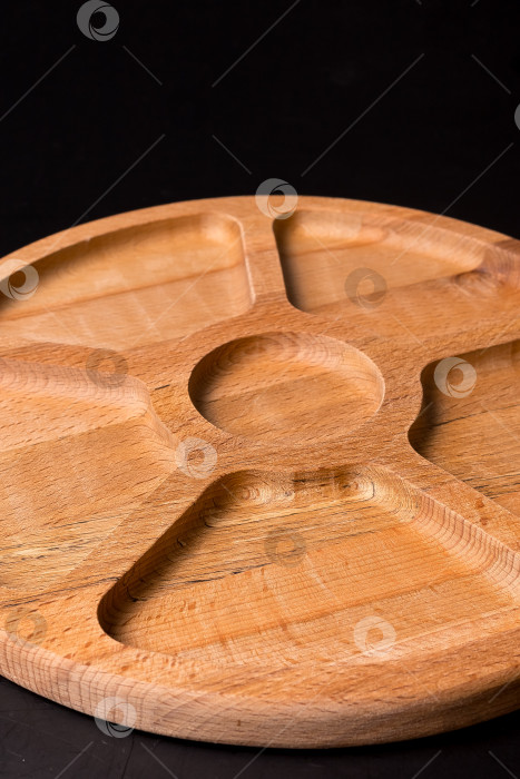 Скачать Пустая круглая минажница из дерева на черном фоне фотосток Ozero