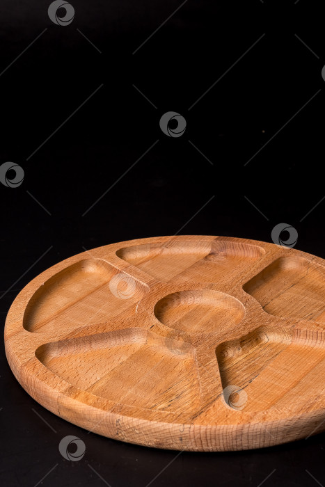 Скачать Пустая круглая минажница из дерева на черном фоне фотосток Ozero