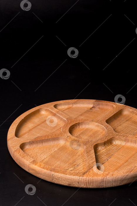 Скачать Пустая круглая минажница из дерева на черном фоне фотосток Ozero
