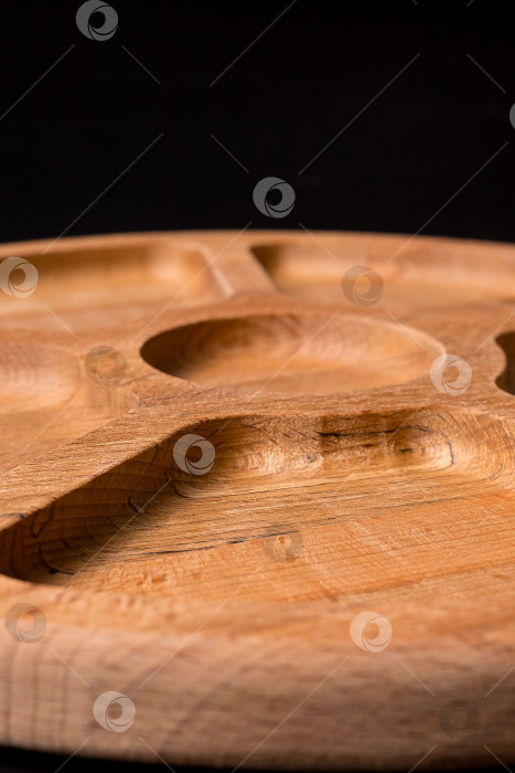 Скачать Пустая круглая минажница из дерева на черном фоне фотосток Ozero