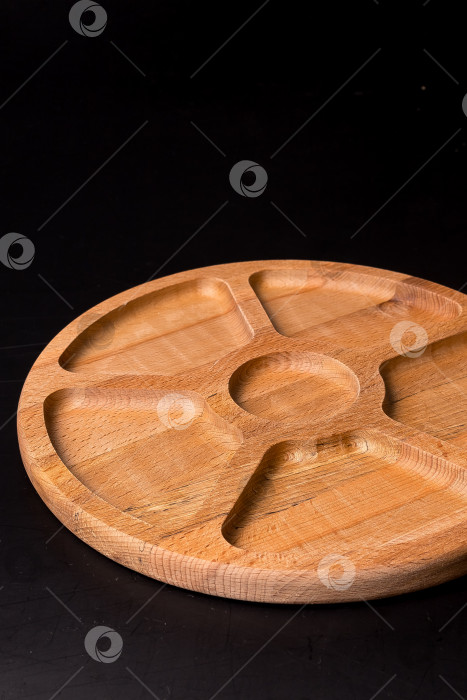 Скачать Пустая круглая минажница из дерева на черном фоне фотосток Ozero