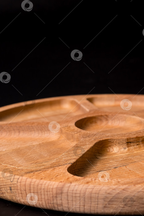 Скачать Пустая круглая минажница из дерева на черном фоне фотосток Ozero