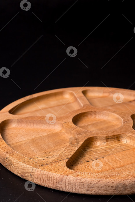 Скачать Пустая круглая минажница из дерева на черном фоне фотосток Ozero