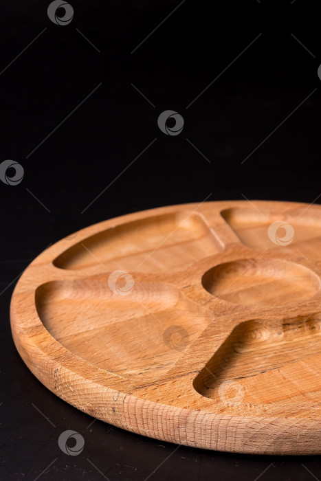 Скачать Пустая круглая минажница из дерева на черном фоне фотосток Ozero