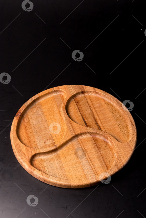 Скачать Пустая круглая минажница из дерева на черном фоне фотосток Ozero