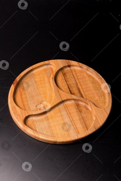Скачать Пустая круглая минажница из дерева на черном фоне фотосток Ozero
