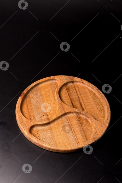 Скачать Пустая круглая минажница из дерева на черном фоне фотосток Ozero