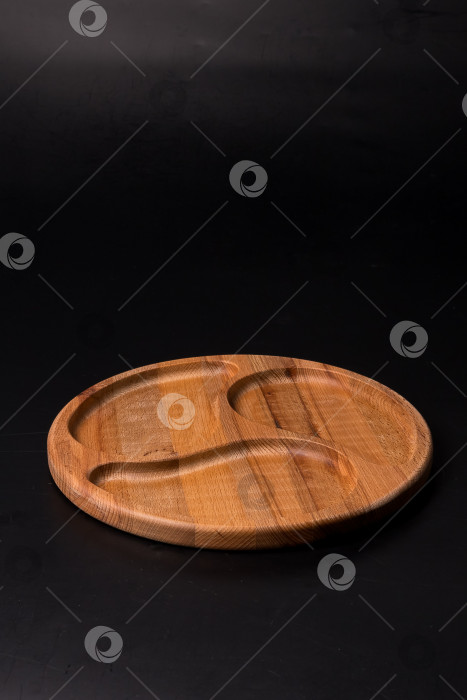 Скачать Пустая круглая минажница из дерева на черном фоне фотосток Ozero