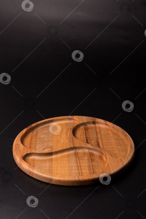 Скачать Пустая круглая минажница из дерева на черном фоне фотосток Ozero