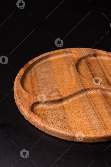 Скачать Пустая круглая минажница из дерева на черном фоне фотосток Ozero