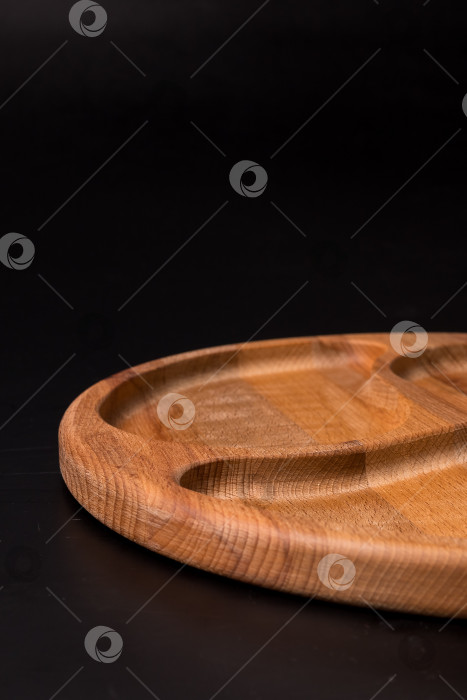 Скачать Пустая круглая минажница из дерева на черном фоне фотосток Ozero