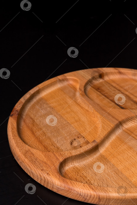 Скачать Пустая круглая минажница из дерева на черном фоне фотосток Ozero