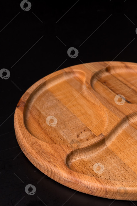 Скачать Пустая круглая минажница из дерева на черном фоне фотосток Ozero