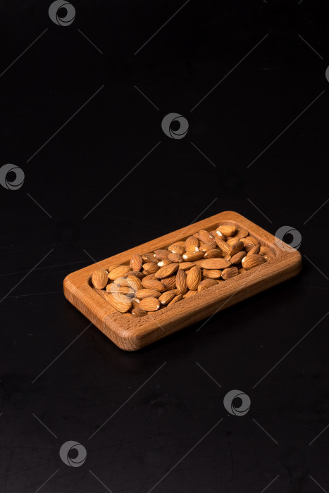 Скачать Дерево минаджи с миндальными орехами на черном фоне фотосток Ozero