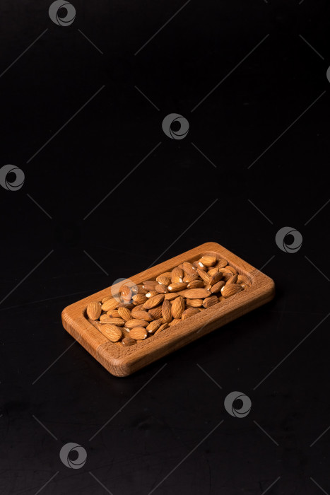 Скачать Дерево минаджи с миндальными орехами на черном фоне фотосток Ozero